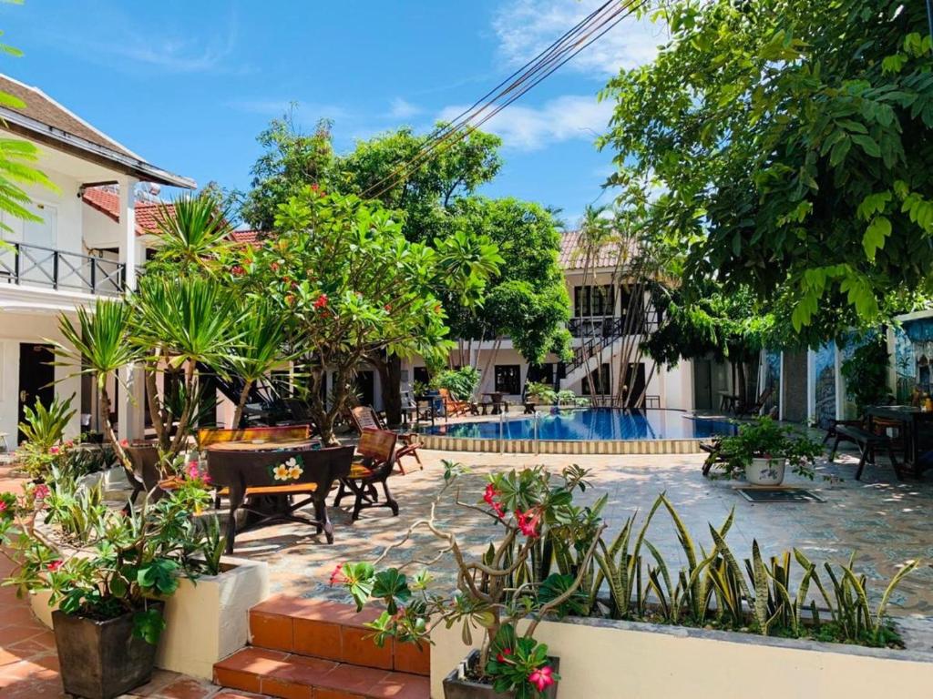 un patio de una casa con piscina en Vientiane Garden Villa Hotel And Coffee, en Vientiane