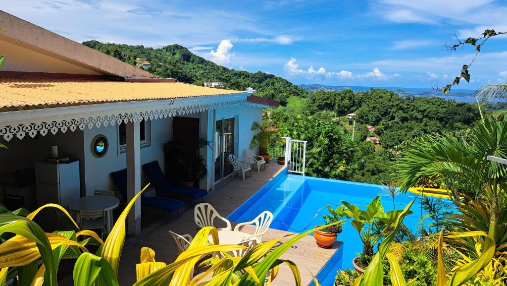 una villa con piscina e vista di La Villa Rosier a Le François