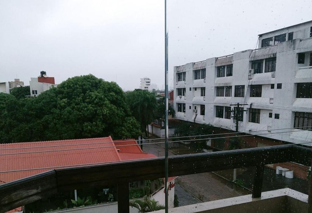 d'un balcon avec vue sur le bâtiment. dans l'établissement El descanso céntrico, à Santa Cruz de la Sierra