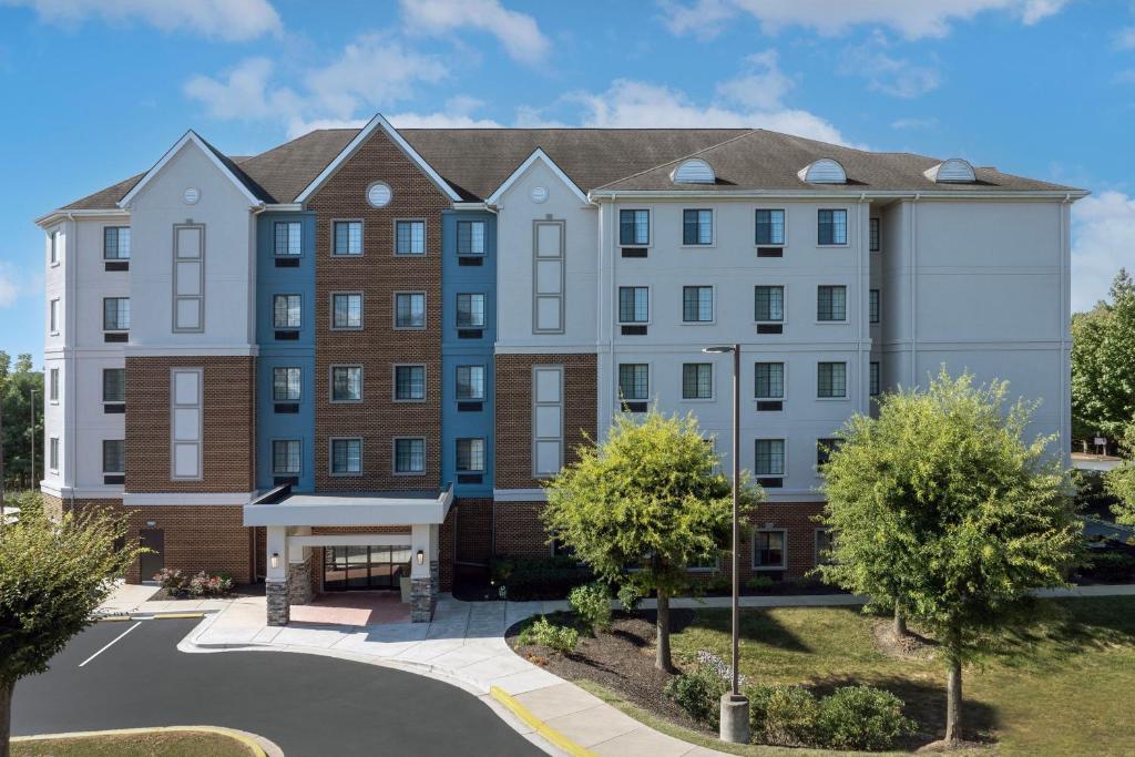 uma vista exterior de um edifício com árvores em Residence Inn by Marriott BWI Airport em Linthicum Heights