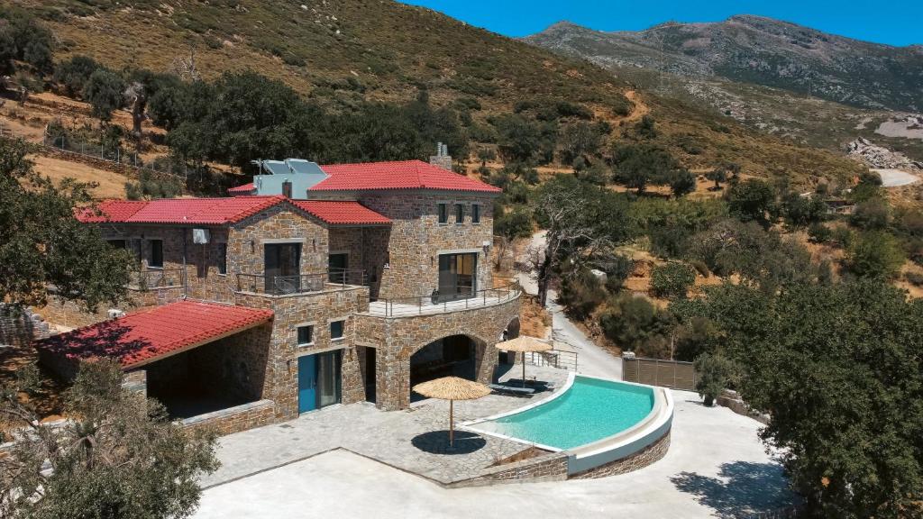 - une vue aérienne sur une villa avec une piscine dans l'établissement Drys Villas Mekoynida, à Karistos