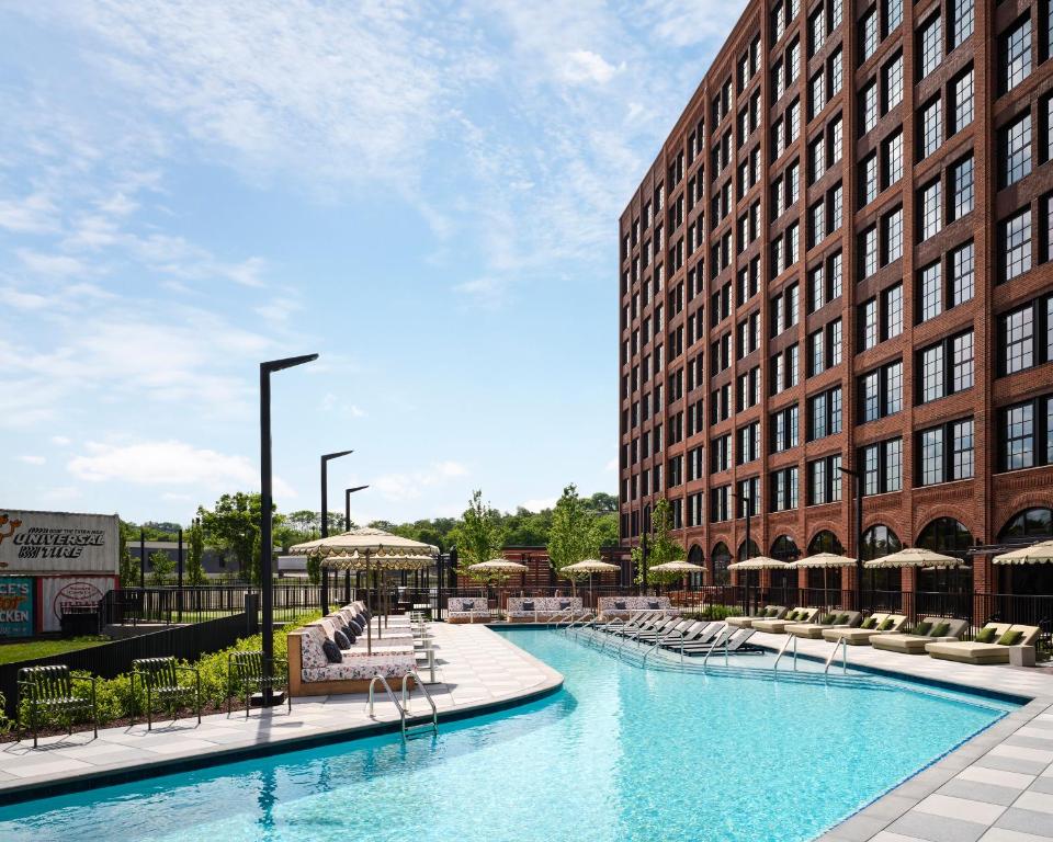 uma grande piscina em frente a um edifício em Memoir Nashville em Nashville