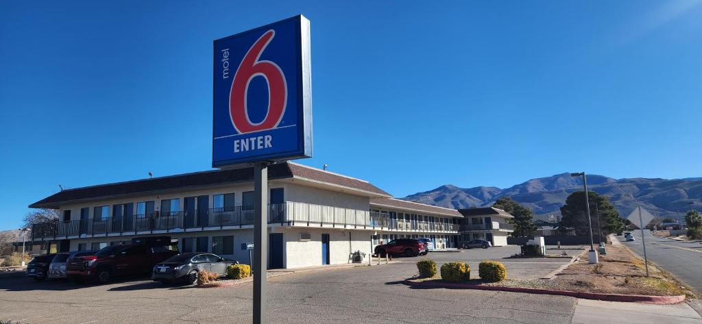 ein Parkzeichen vor einem Gebäude in der Unterkunft Motel 6-Alamogordo, NM in Alamogordo