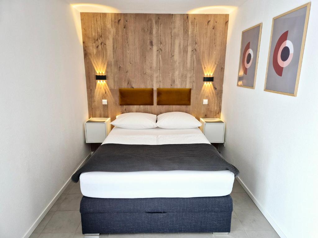 A bed or beds in a room at Sweet Retreat Apartment Lahr