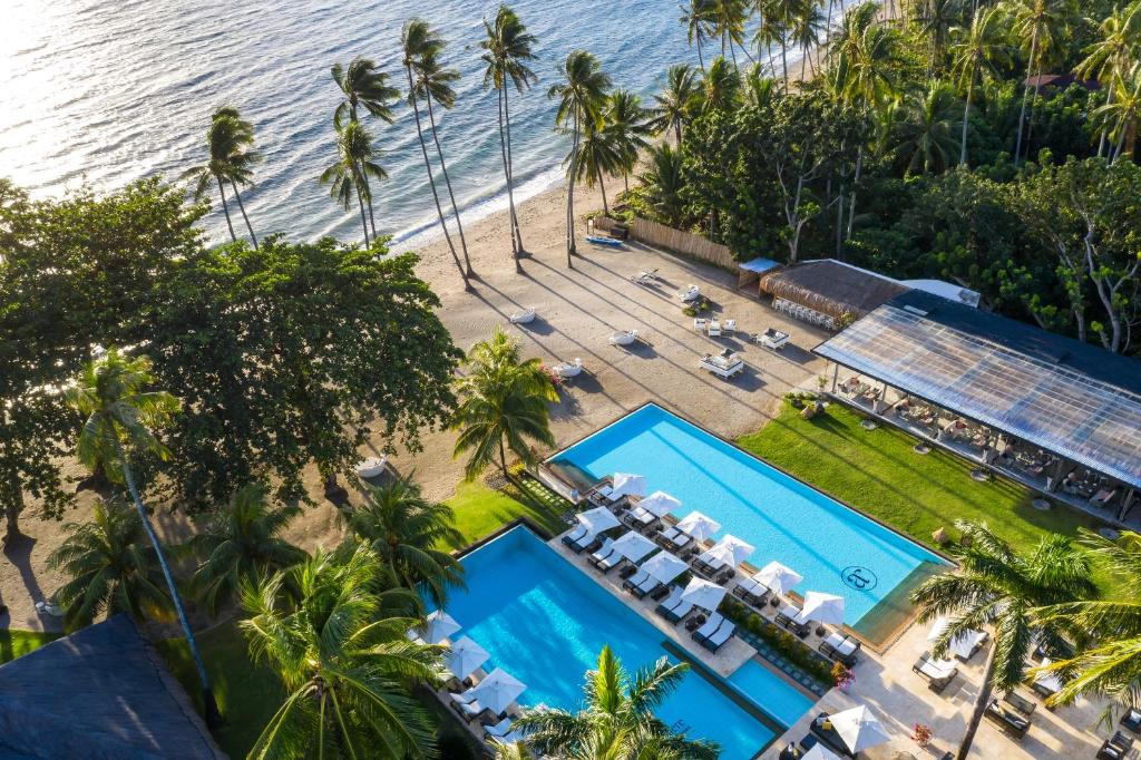 - une vue sur la plage et les piscines d'un complexe dans l'établissement Atmosphere Resorts & Spa, à Dauin