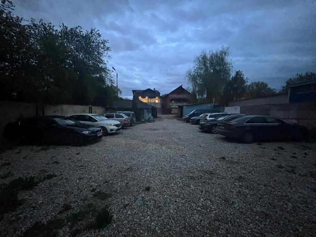 eine Gruppe von Autos, die auf einem Parkplatz geparkt sind in der Unterkunft Valivillas Studio & Apartaments in Bukarest