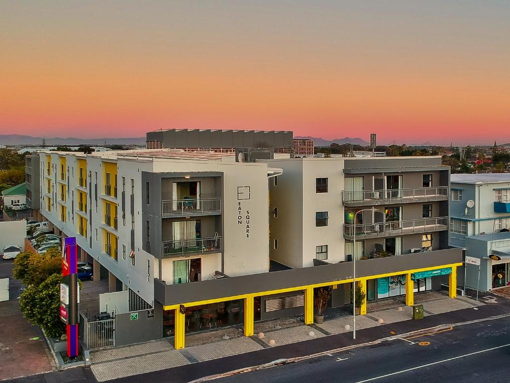 una vista aérea de un edificio al atardecer en WINK Aparthotel Eaton Square, en Ciudad del Cabo