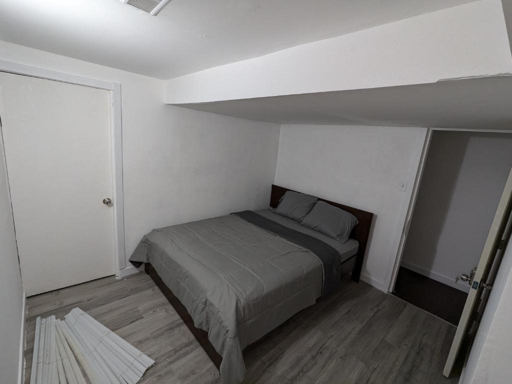 Krevet ili kreveti u jedinici u objektu Fully furnished freshly renovated rooms ideal for students, workers and travellers in the neighbourhood of Ottawa-Gatineau