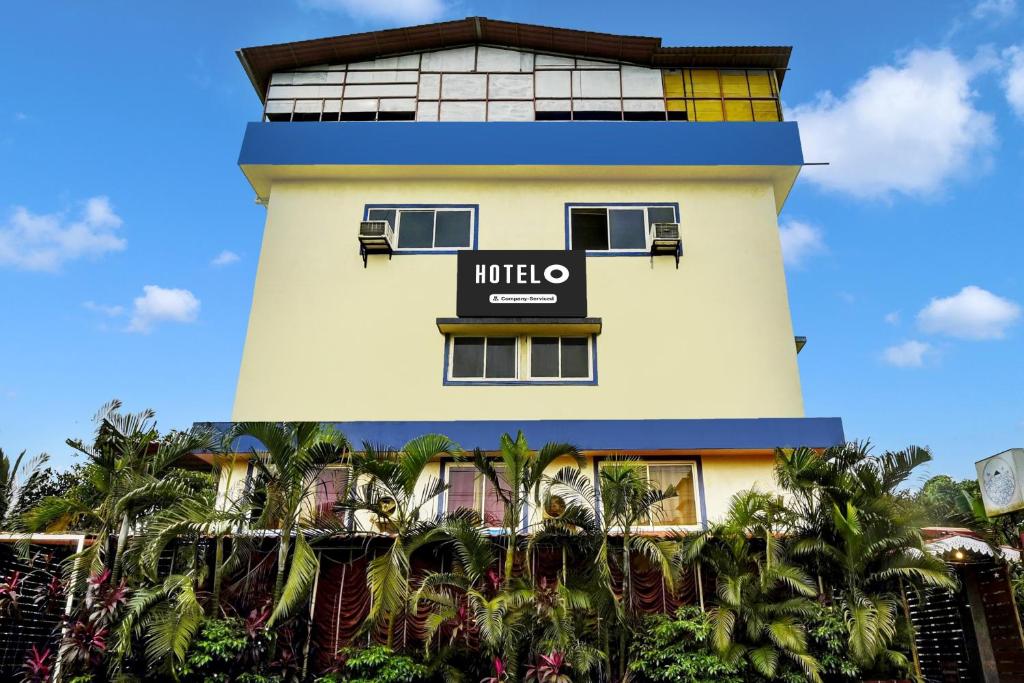 un edificio con un signo mitzo en él en Super Hotel O Porvorim Near Mall De Goa, en Panaji