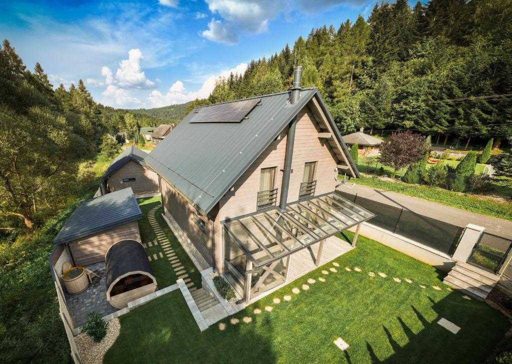 uma vista aérea de uma casa com um grande pátio em Chata Zástavnica - Jezersko em Jezersko