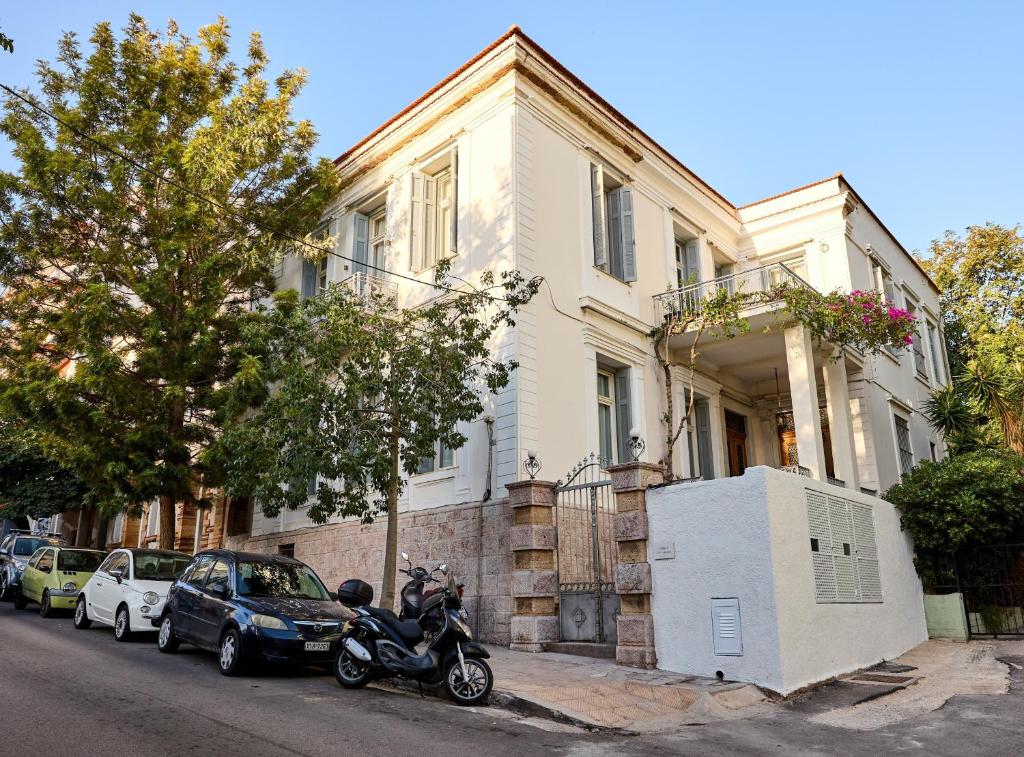 een motorfiets geparkeerd voor een huis bij 1906 Citygarden in Chios