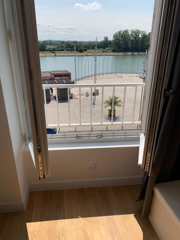 ระเบียงหรือลานระเบียงของ Appartement neuf, vue sur saône