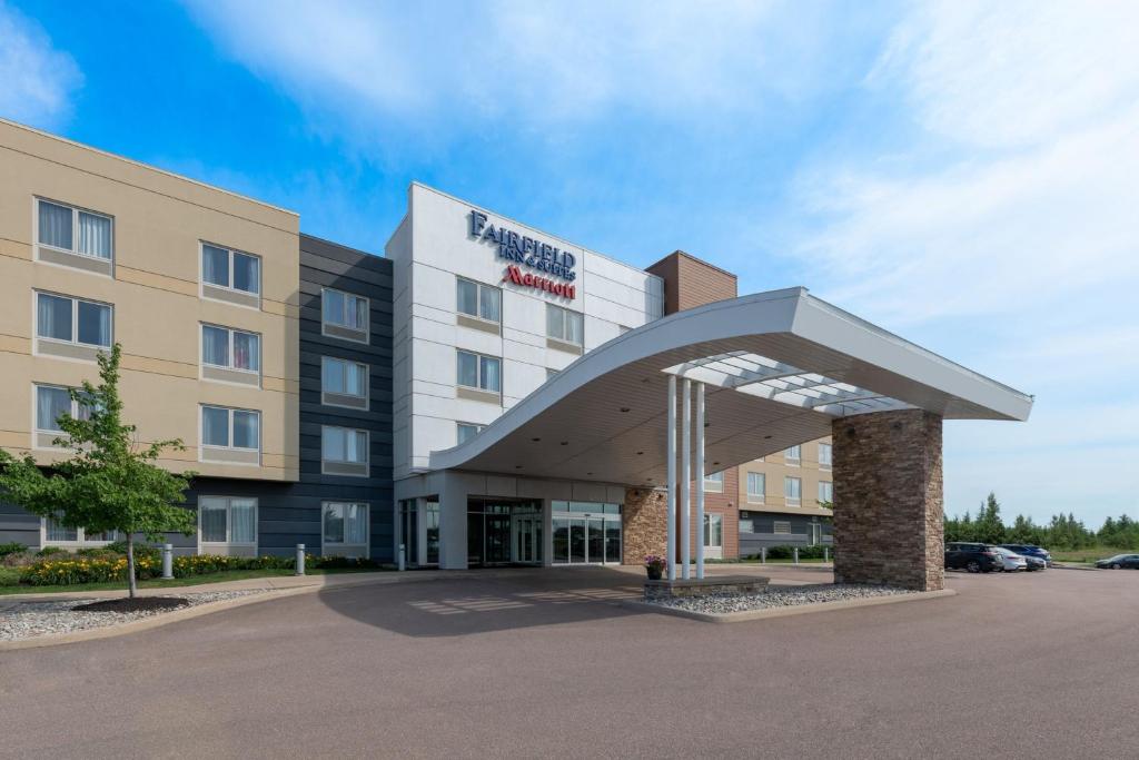 wykonanie budynku hotelowego z parkingiem w obiekcie Fairfield Inn & Suites by Marriott Moncton w mieście Moncton