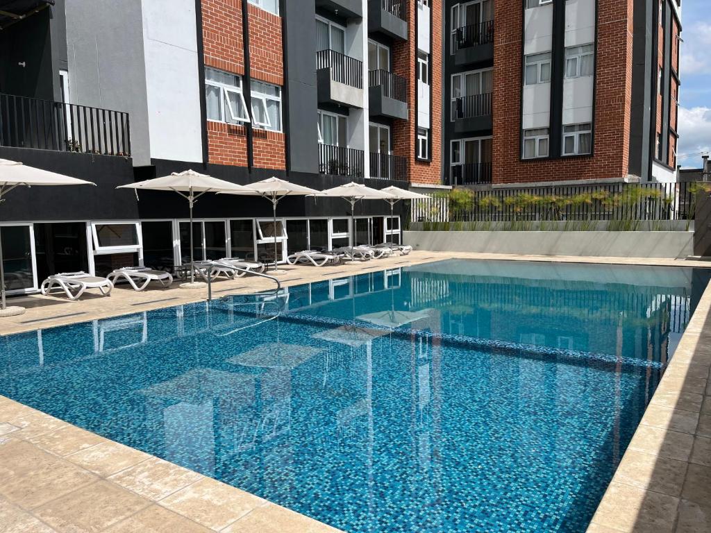 Piscina de la sau aproape de Luxury King Bed with FREE Pool & Gym - Parque San Jorge Z11