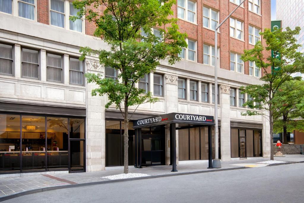 un bâtiment avec un panneau indiquant la commande centrale dans l'établissement Courtyard by Marriott Atlanta Downtown, à Atlanta