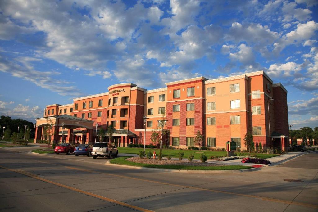 ein Gebäude an der Straßenseite in der Unterkunft Courtyard by Marriott Omaha Aksarben Village in Omaha