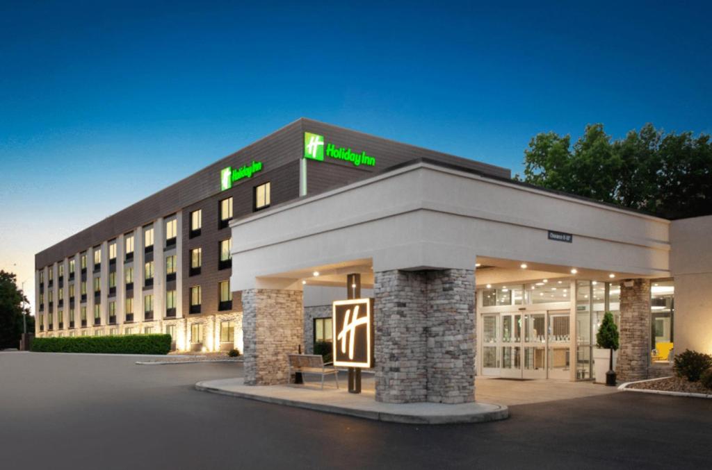 un edificio de hotel con un cartel en la parte delantera en Holiday Inn Cleveland-Mayfield, an IHG Hotel, en Mayfield