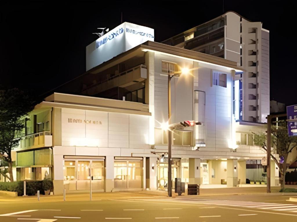 um edifício com uma luz de rua em frente em Kokura Recent Hotel em Kitakyushu