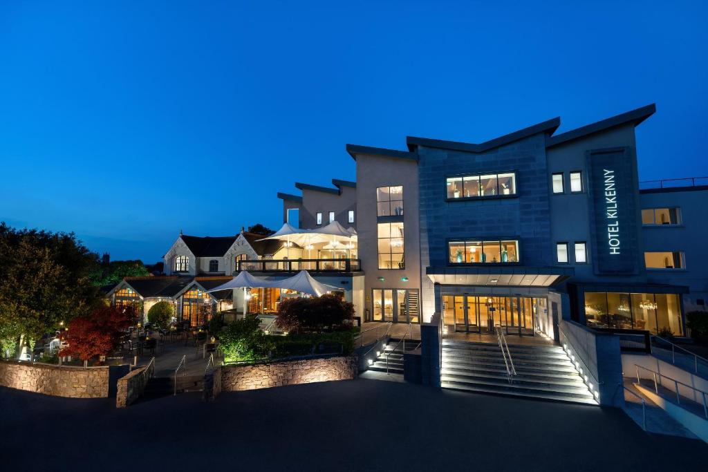 - Vistas al edificio por la noche en Hotel Kilkenny, en Kilkenny