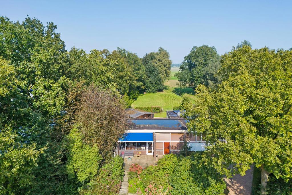 een luchtzicht op een huis in het bos bij Vakantie Accommodatie Egelantier in Dwingeloo