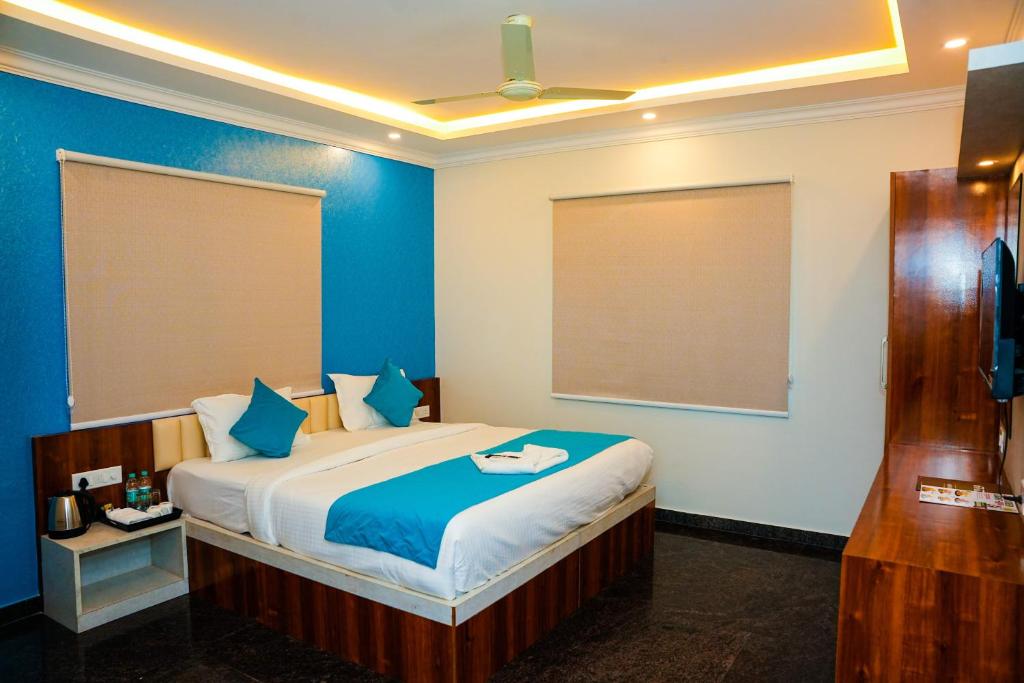 Cama ou camas em um quarto em Hotel Skylights Bangalore Airport