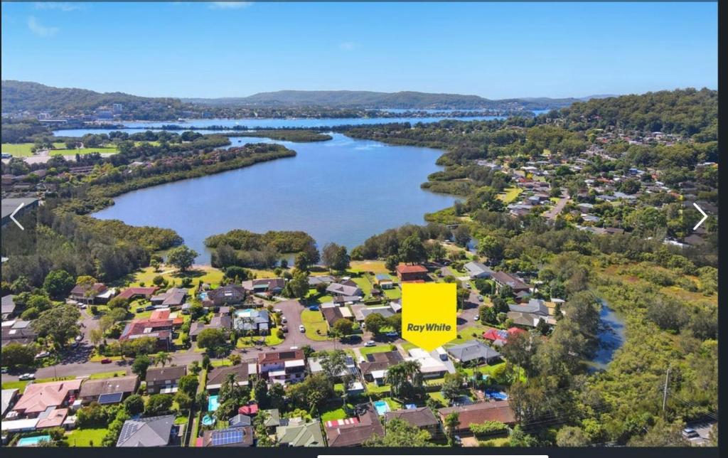 eine Luftansicht einer Stadt neben einem Fluss in der Unterkunft Guesthouse in W Gosford Centre in Gosford