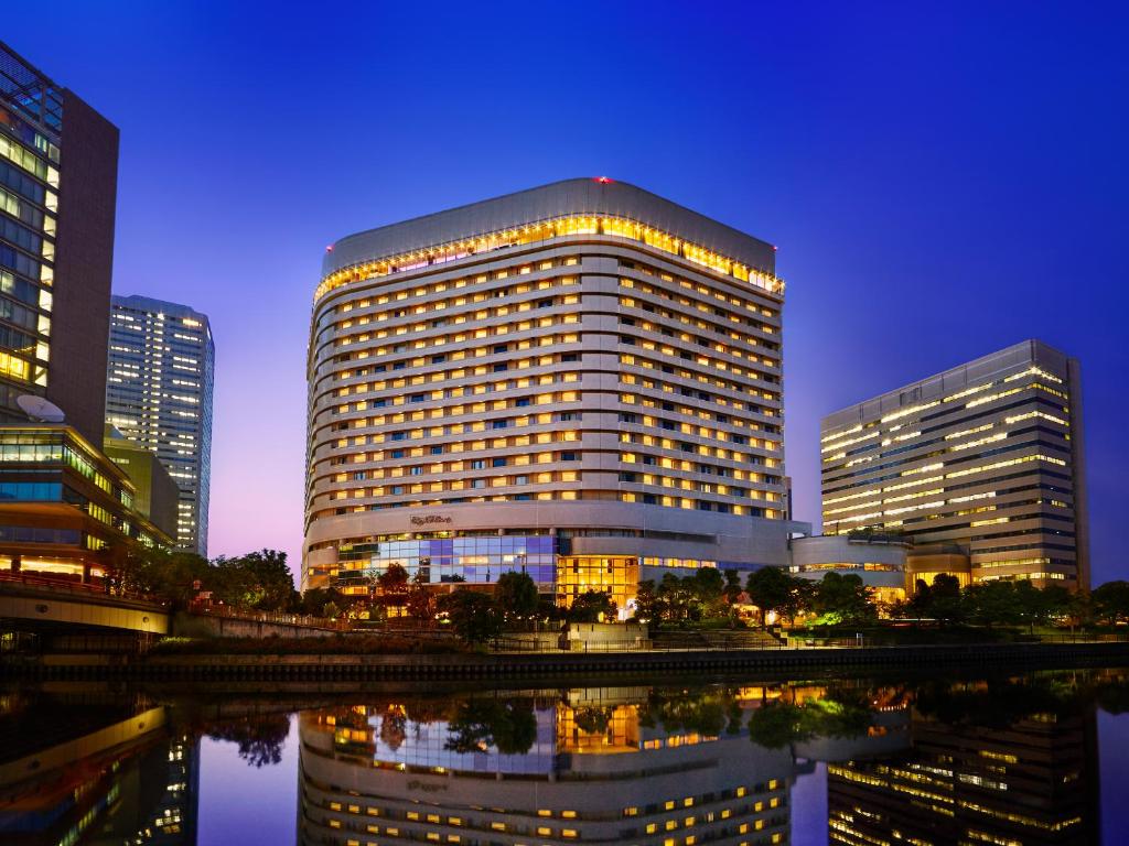 un edificio alto con muchas ventanas en una ciudad en Hotel New Otani Osaka, en Osaka