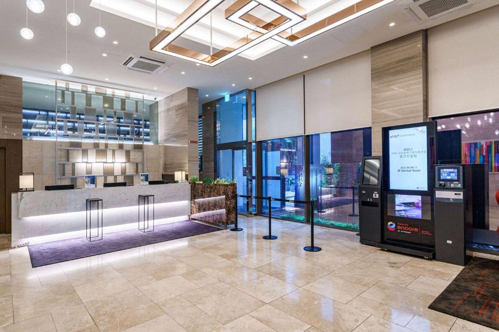 Лоби или рецепция в Ramada Encore by Wyndham Busan Station