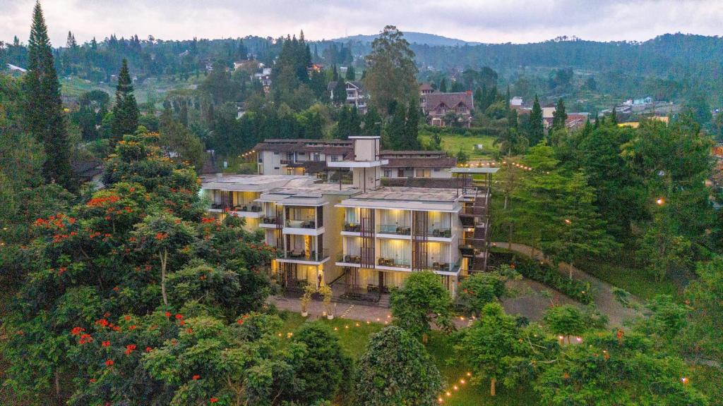 レンバンにあるLembang Asri Resortの森の大きな建物の空中