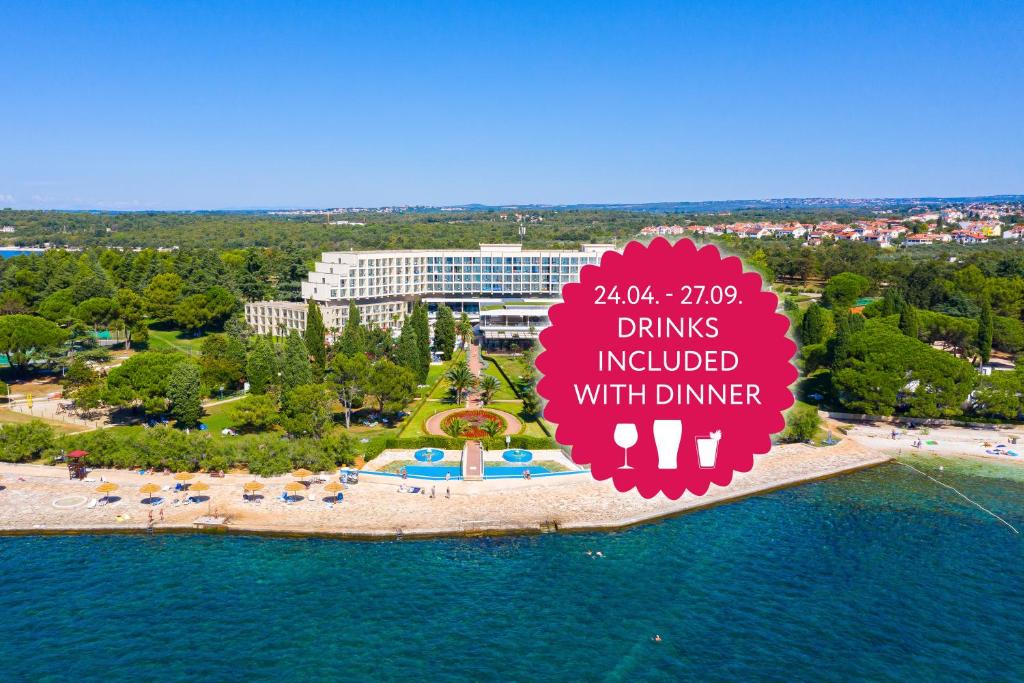 eine Insel im Wasser mit einem Schild, auf dem steht, dass Getränke zum Abendessen inbegriffen sind in der Unterkunft Hotel Materada Plava Laguna in Poreč