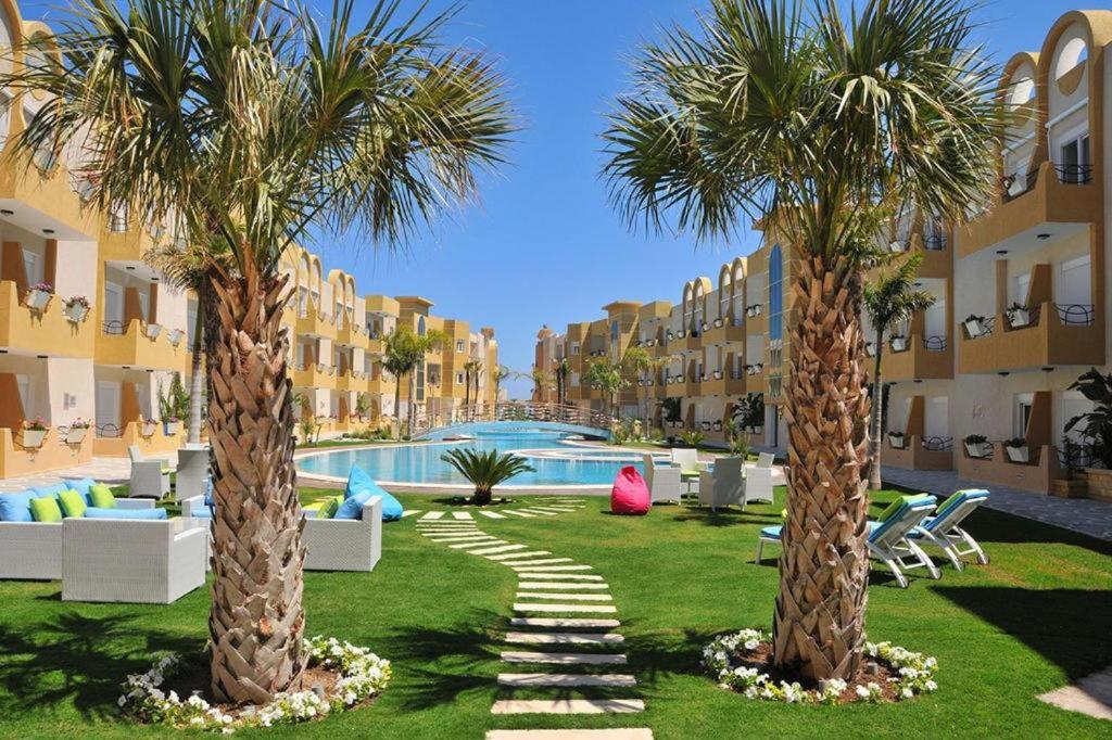 בריכת השחייה שנמצאת ב-COSI STUDIO VUE Piscine au bord de la mer à Chott Meriem et dans un emplacement privilégié או באזור