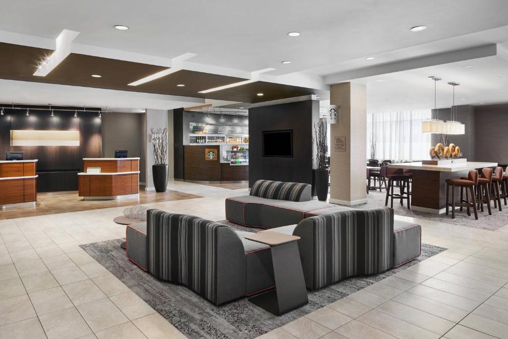 Uma área de estar em Courtyard by Marriott Newark Downtown