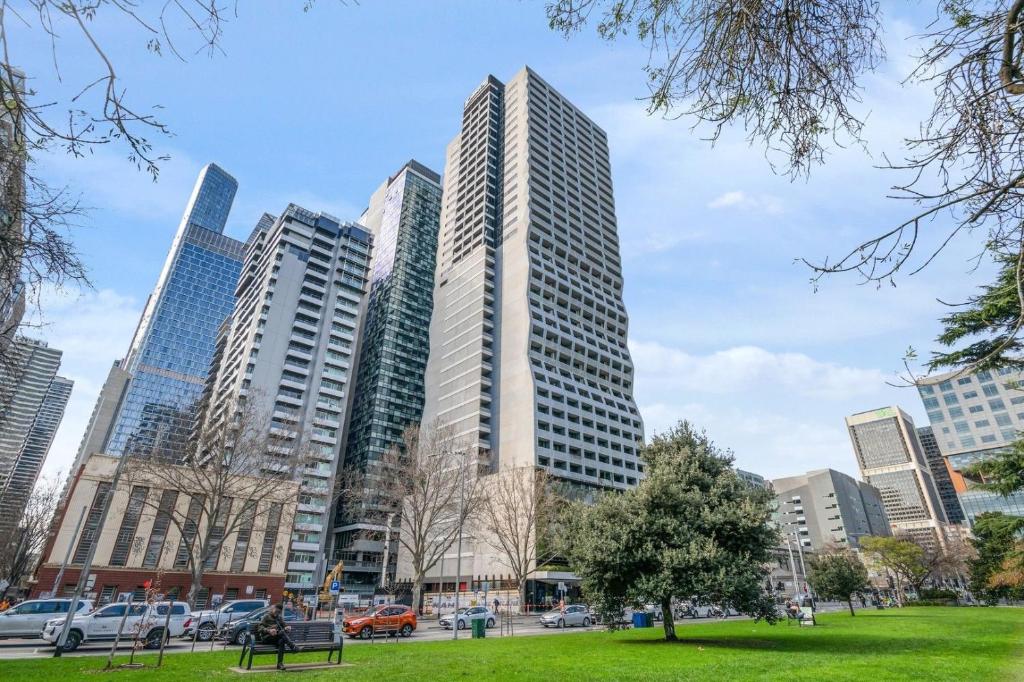 Oaks Melbourne on William Suites في ملبورن: مجموعة مباني طويلة في مدينة