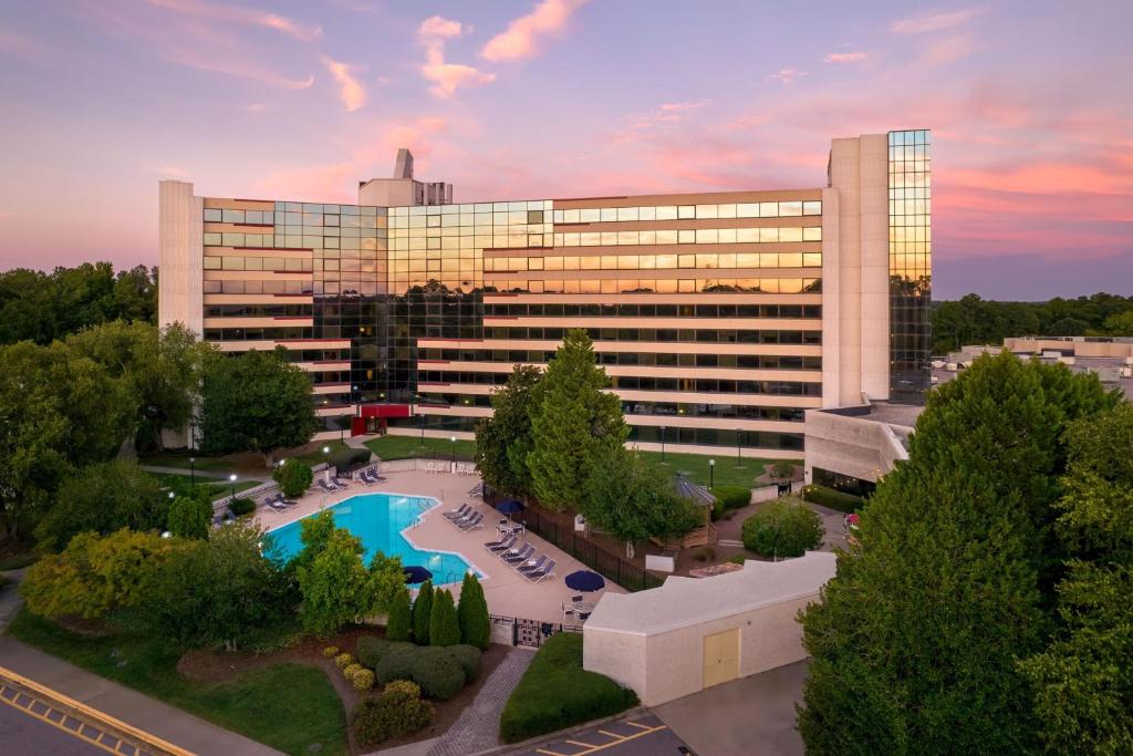 Sundlaugin á Sheraton Imperial Hotel Raleigh-Durham Airport at Research Triangle Park eða í nágrenninu