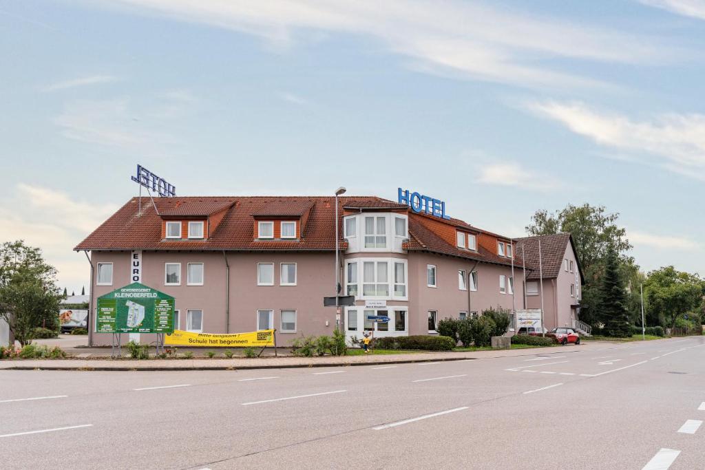 ein großes Gebäude am Straßenrand in der Unterkunft Euro-Hotel in Kappel-Grafenhausen