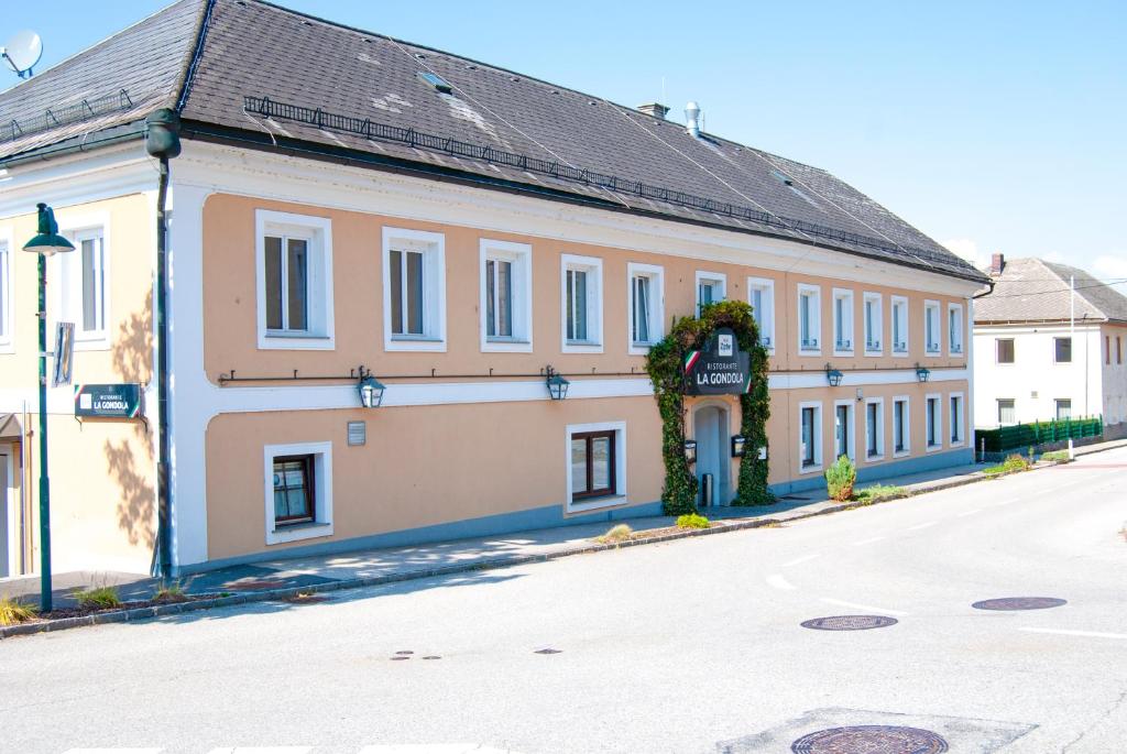 ein großes Gebäude an der Straßenseite in der Unterkunft La Gondola in Niederneukirchen