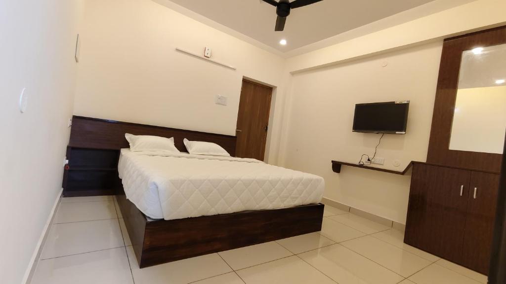 Giường trong phòng chung tại AGI Elite stay Srirangam