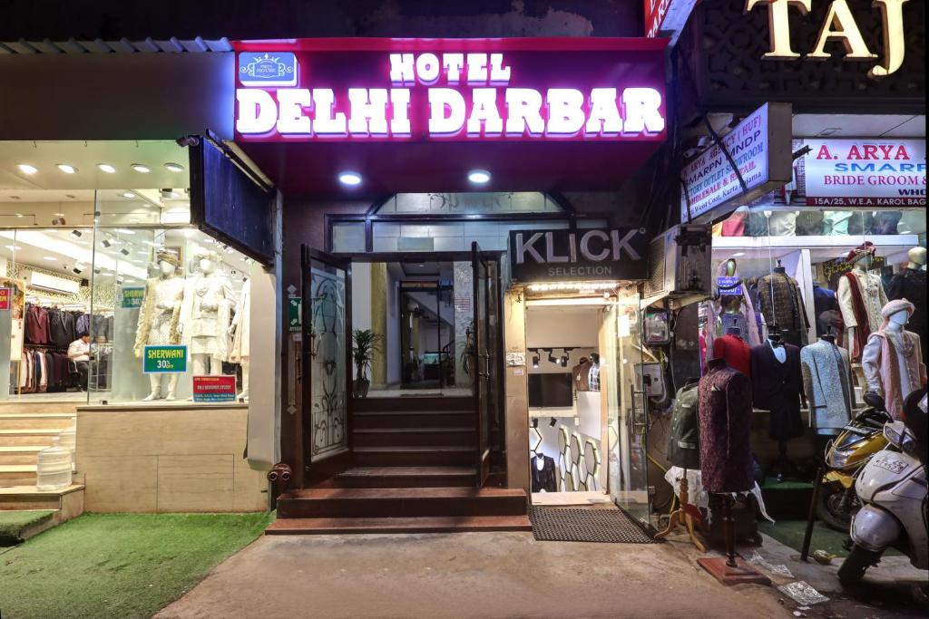 een winkel met een bord dat Delhi Darbar leest bij Hotel Delhi Darbar in New Delhi