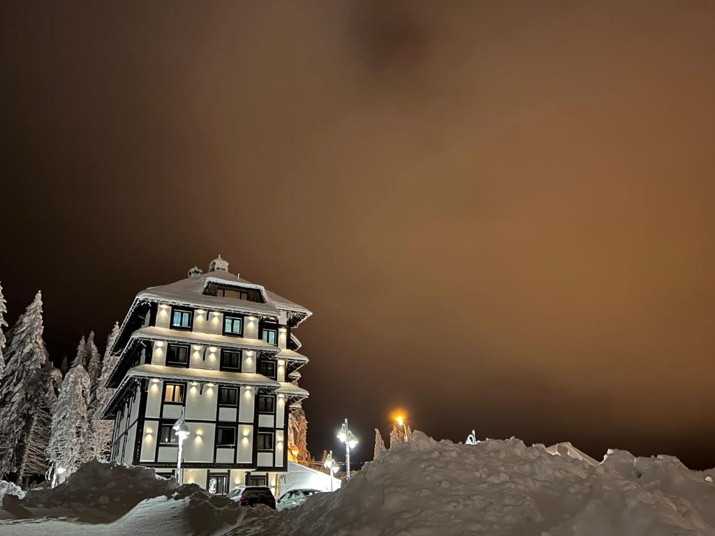 un bâtiment est recouvert de neige la nuit dans l'établissement VILA JEZERO, à Kopaonik