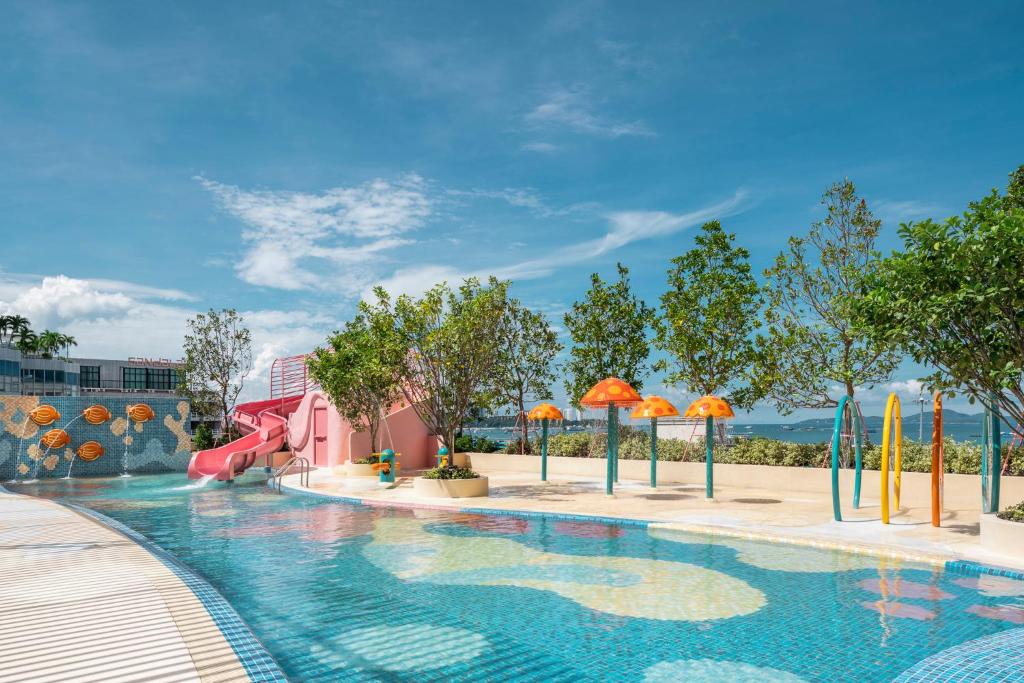 Hồ bơi trong/gần Holiday Inn Pattaya, an IHG Hotel