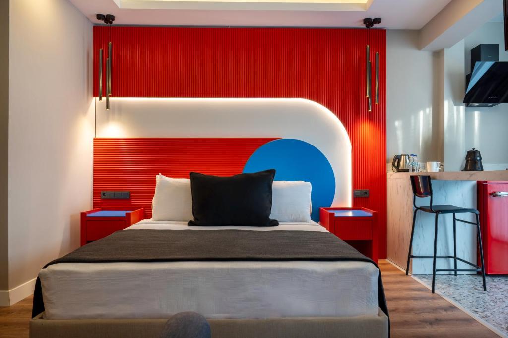 Cama ou camas em um quarto em Lucky Monkey Midi Hotel