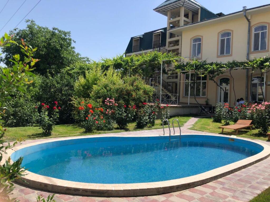 Piscina de la sau aproape de Hotel Latif Samarkand