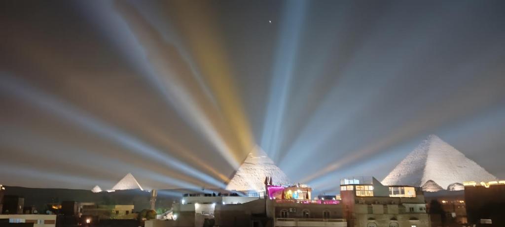 einen Blick auf die Pyramiden von Giza in der Nacht in der Unterkunft desert pyramids view inn in Kairo