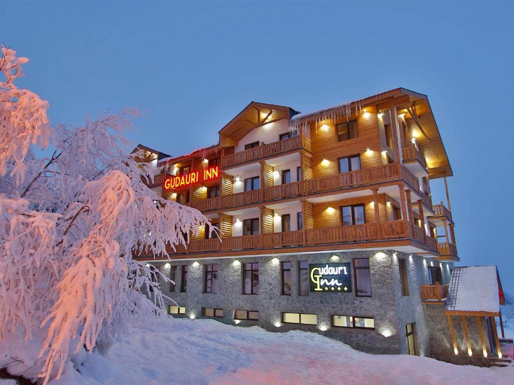 budynek z napisem na śniegu w obiekcie Gudauri Inn w mieście Gudauri