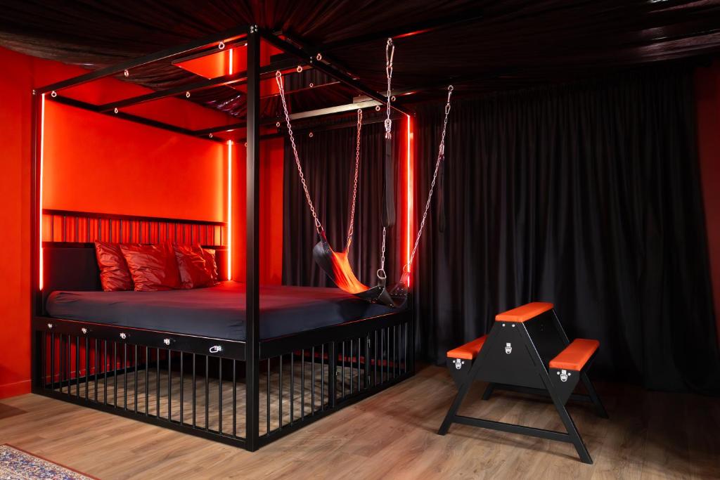 Säng eller sängar i ett rum på BDSM Red Apartments