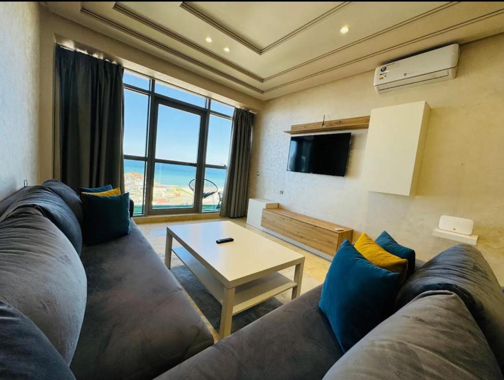 אזור ישיבה ב-Seafront 2 Bedrooms flat