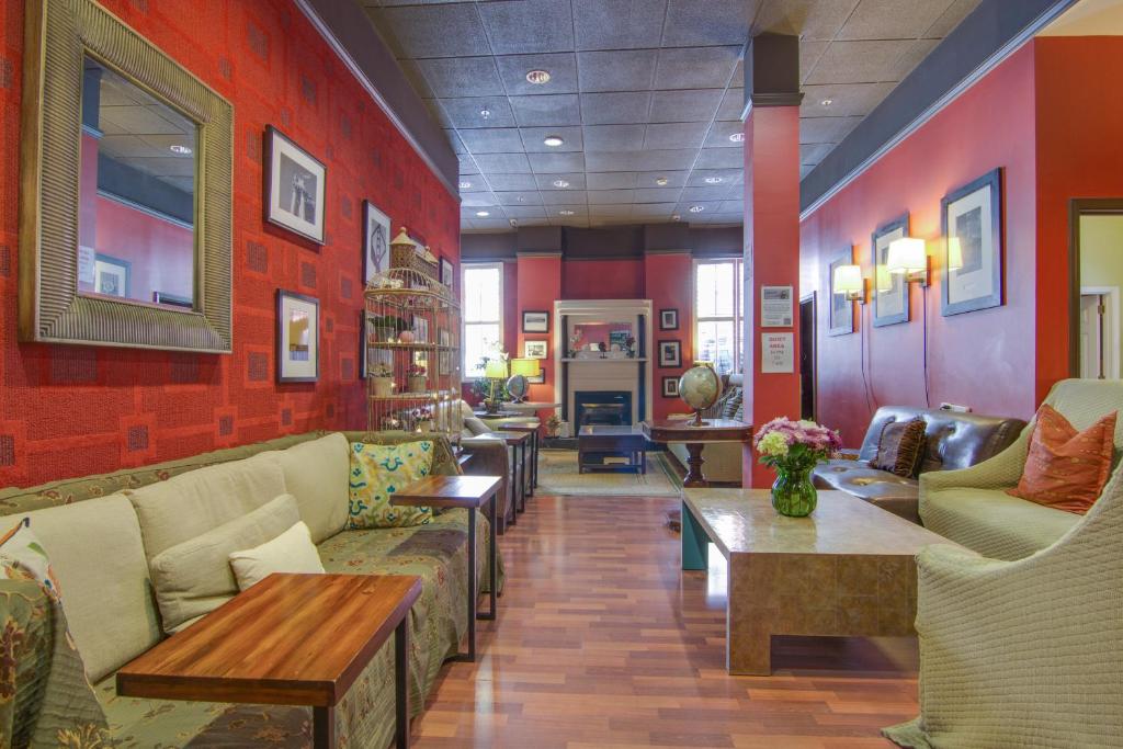 eine Lobby mit Sofas und Tischen in einem Zimmer in der Unterkunft Adelaide Hostel in San Francisco