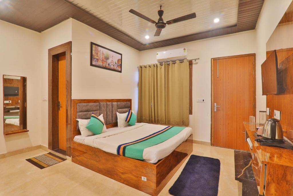 Kama o mga kama sa kuwarto sa Luxury Kyshna Plaza Family Hotel & Best Selling Hotel In Mathura