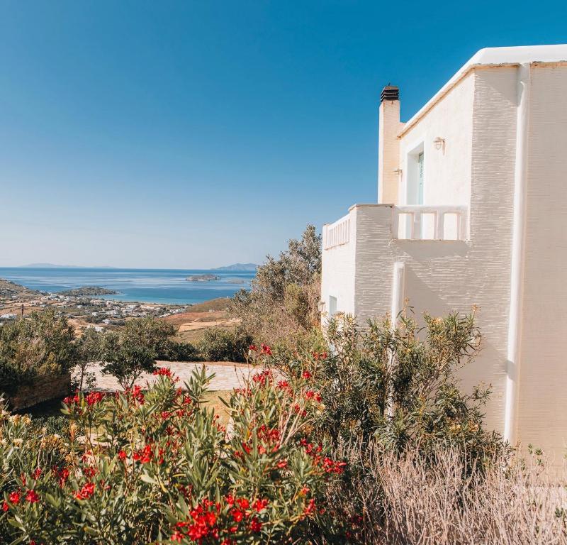 uma casa com vista para o oceano em Villa Il Paradiso Andros em Gavrio