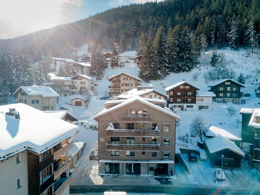 un resort nella neve con edifici coperti da neve di Chalet Piz Buin a Klosters